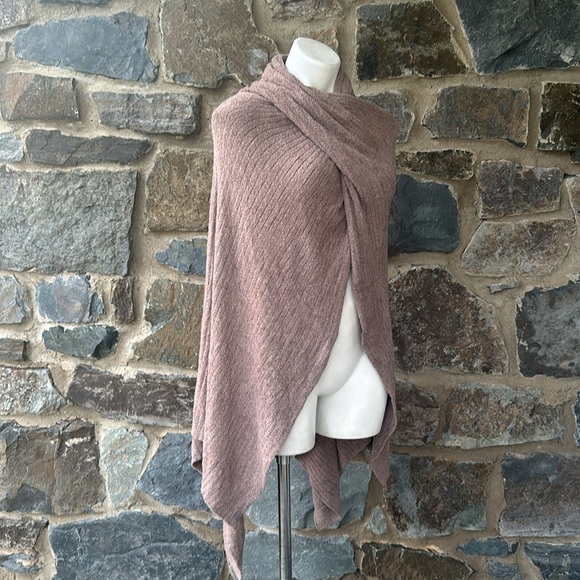 Barefoot Dreams CozyChic Lite Wide Rib Travel Wrap in Driftwood Tan One Size - Picture 5 of 10